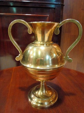 Ánfora antigua de bronce con detalles elegantes y asas curvas, ideal para decoración clásica en interiores. Pieza exclusiva de colección.