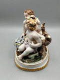 Elegante figura de porcelana Hispania Manises mostrando niños con flores, perfecta para coleccionistas y decoración de interiores.