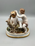 Vista trasera de figura de porcelana Hispania Manises, niños jugando con flores y detalles artesanales, ideal para decoración clásica.
