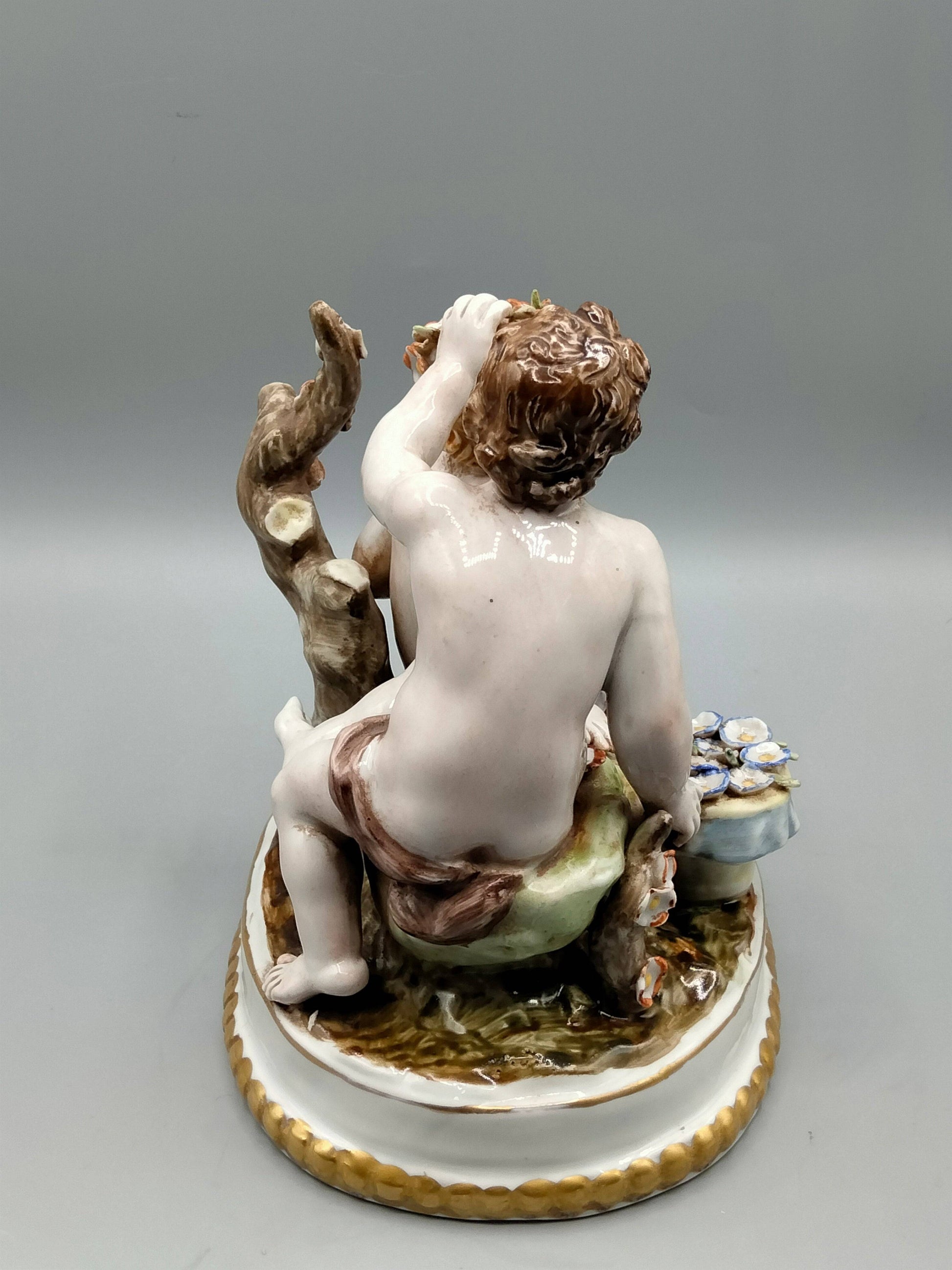 Figura de porcelana Hispania Manises con niños y flores, diseño artesanal con detalles naturales, perfecta para decoración elegante.
