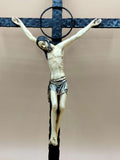 Detalle frontal del Crucifijo Polícromado de 50x26 cm, mostrando la figura artesanal de Cristo en madera sobre cruz de hierro martillado.