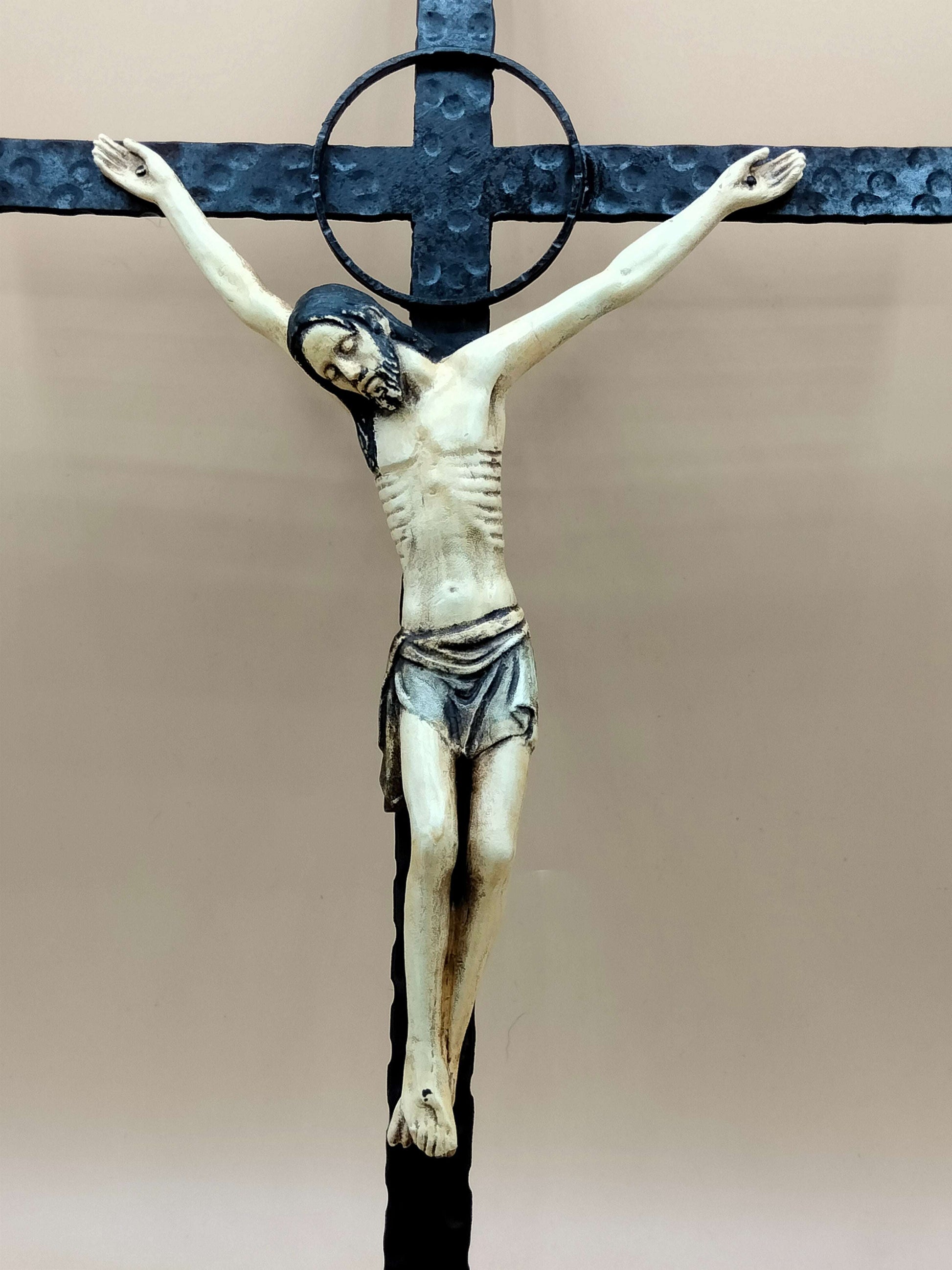 Detalle frontal del Crucifijo Polícromado de 50x26 cm, mostrando la figura artesanal de Cristo en madera sobre cruz de hierro martillado.