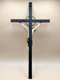 Vista trasera del Crucifijo Madera Hierro de 50x26 cm, con estructura de hierro forjado texturizado. Decoración religiosa para hogar o capilla.