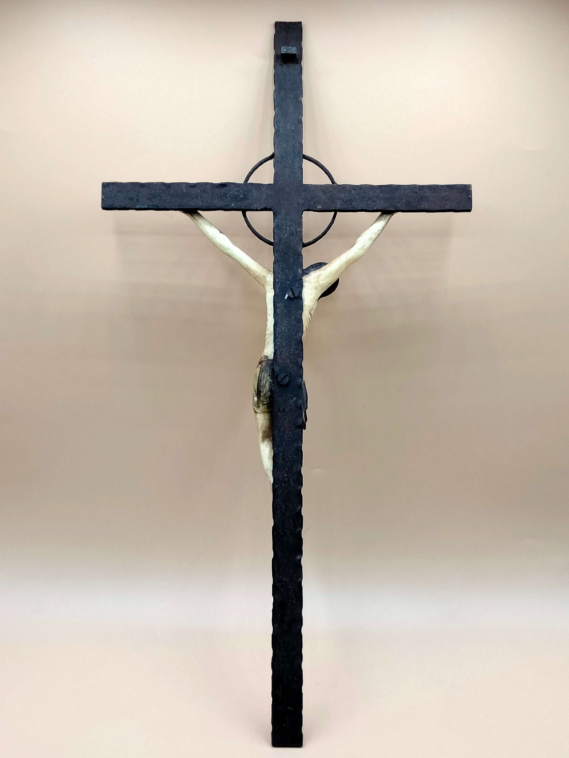 Vista trasera del Crucifijo Madera Hierro de 50x26 cm, con estructura de hierro forjado texturizado. Decoración religiosa para hogar o capilla.