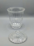 Bombonera de cristal única con diseño clásico vintage, ideal para decoración elegante en el hogar. Tapa removible con detalles tallados.