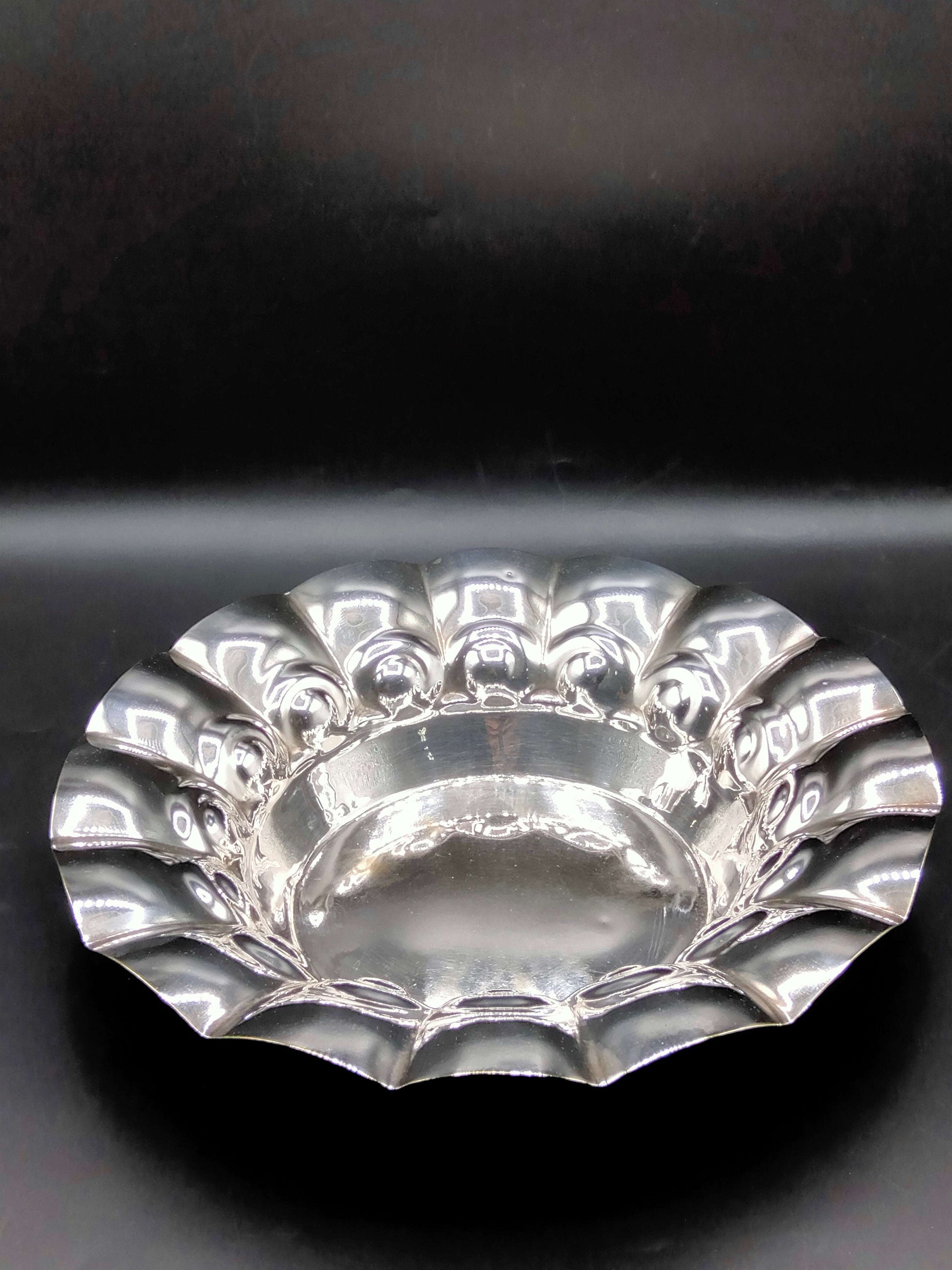 Plato de metal plateado con diseño acanalado, ideal para decoración elegante en el hogar. Versátil y funcional para Home & Garden > Decor.