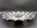Plato de metal plateado con diseño ondulado, ideal para decoración elegante en el hogar. Versátil y funcional para estilos clásicos o vintage.