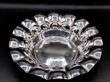 Plato de metal plateado con diseño ondulado, ideal para decoración elegante en el hogar. Parte de la colección Plato de Metal Plateado - Elegancia y Calidad.
