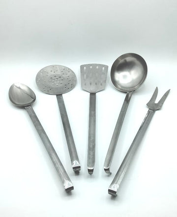 Juego completo de 5 utensilios de cocina antiguos en acero inoxidable, presentados sobre una superficie de madera.