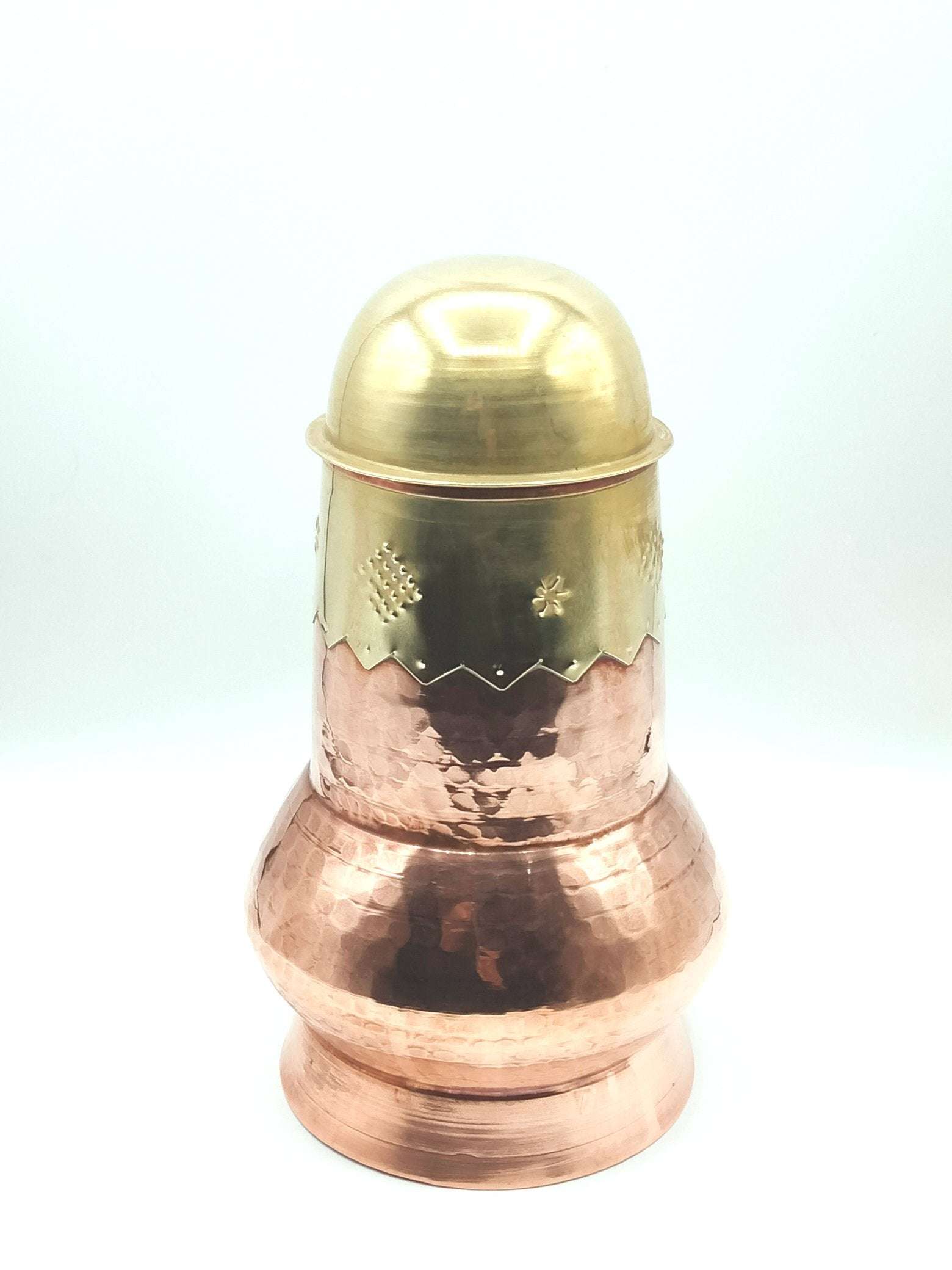 Jarra de cobre con tapadera dorada y mango de hierro, diseño martillado estilo vintage. Ideal para decoración rústica en hogar o jardín.