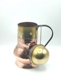 Jarra de cobre con tapadera dorada y mango de hierro negro, diseño vintage para decoración de interiores. Ideal para estilo árabe o antiguo.