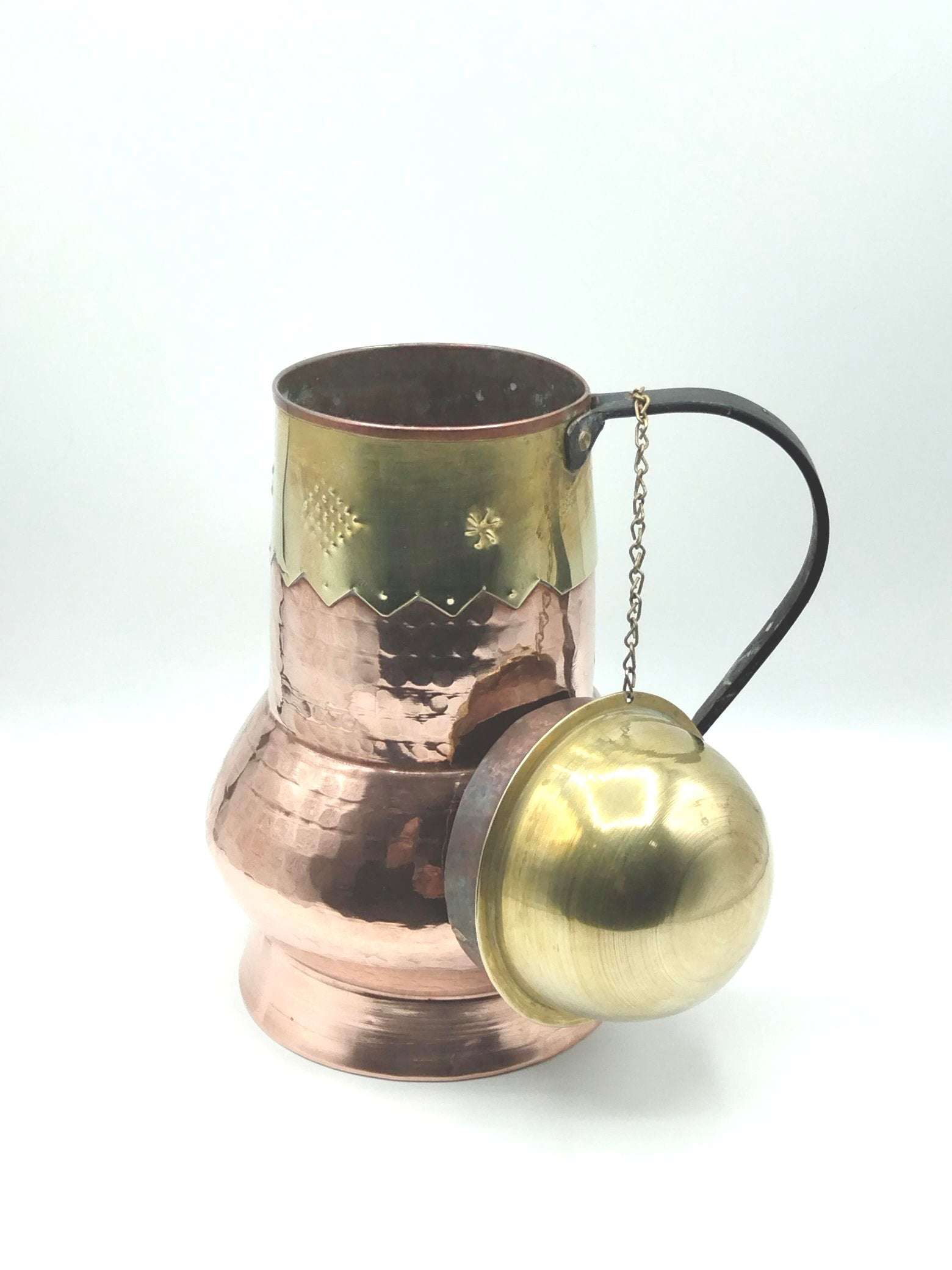 Jarra de cobre con tapadera dorada y mango de hierro negro, diseño vintage para decoración de interiores. Ideal para estilo árabe o antiguo.