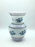 Jarrón de opalina antiguo con diseño floral pintado a mano en tonos azul y gris. Decoración elegante para el hogar con acabado artesanal de alta calidad.