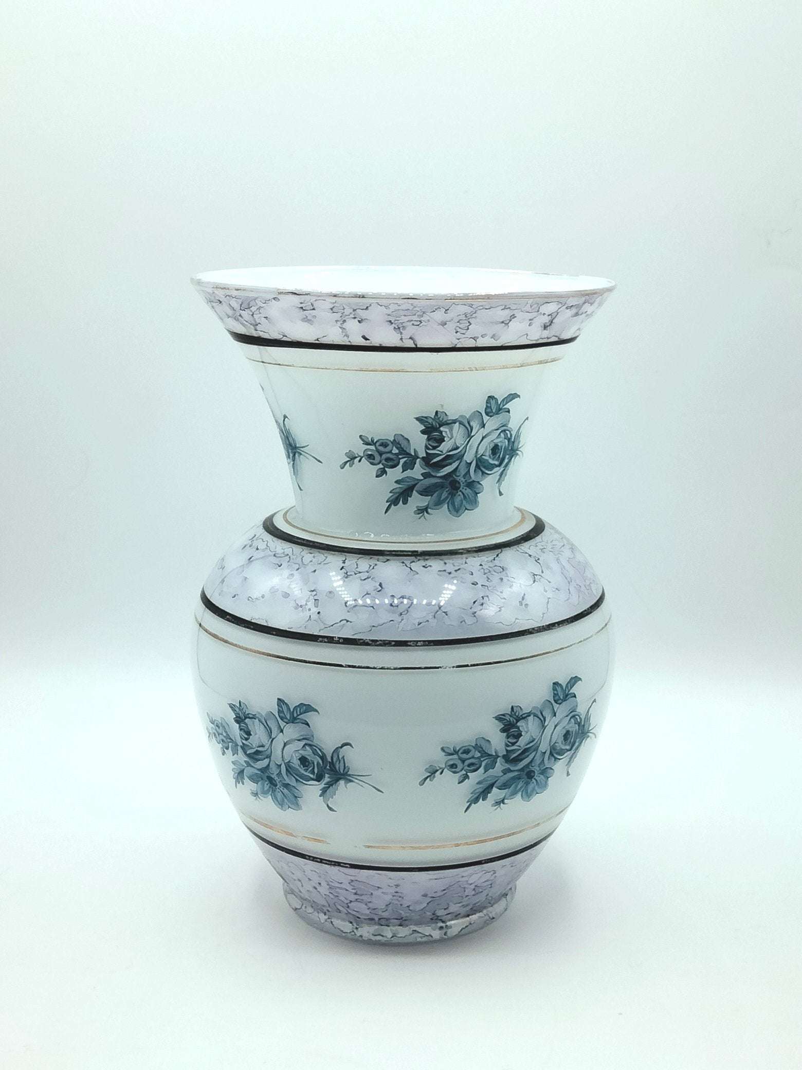 Jarrón de opalina antiguo con diseño floral pintado a mano en tonos azul y gris. Decoración elegante para el hogar con acabado artesanal de alta calidad.