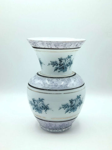 Jarrón de opalina antiguo con diseño floral pintado a mano en tonos azul y gris. Decoración elegante para el hogar con acabado artesanal de alta calidad.