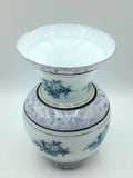 Jarrón de opalina antiguo con diseño floral pintado a mano en tonos azul y gris, ideal para decoración elegante en el hogar. Alta calidad artesanal.