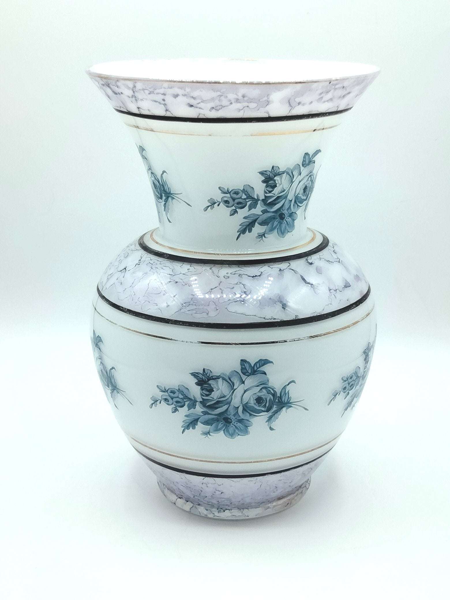Jarrón de opalina antiguo con diseño floral azul pintado a mano, acabado marmoleado y detalles dorados. Decoración elegante para el hogar.