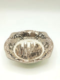 Cuenco Johnson Bross. inglés de porcelana 14x3 cm con diseño clásico de edificios históricos en tonos sepia. Ideal para decoración vintage en el hogar.