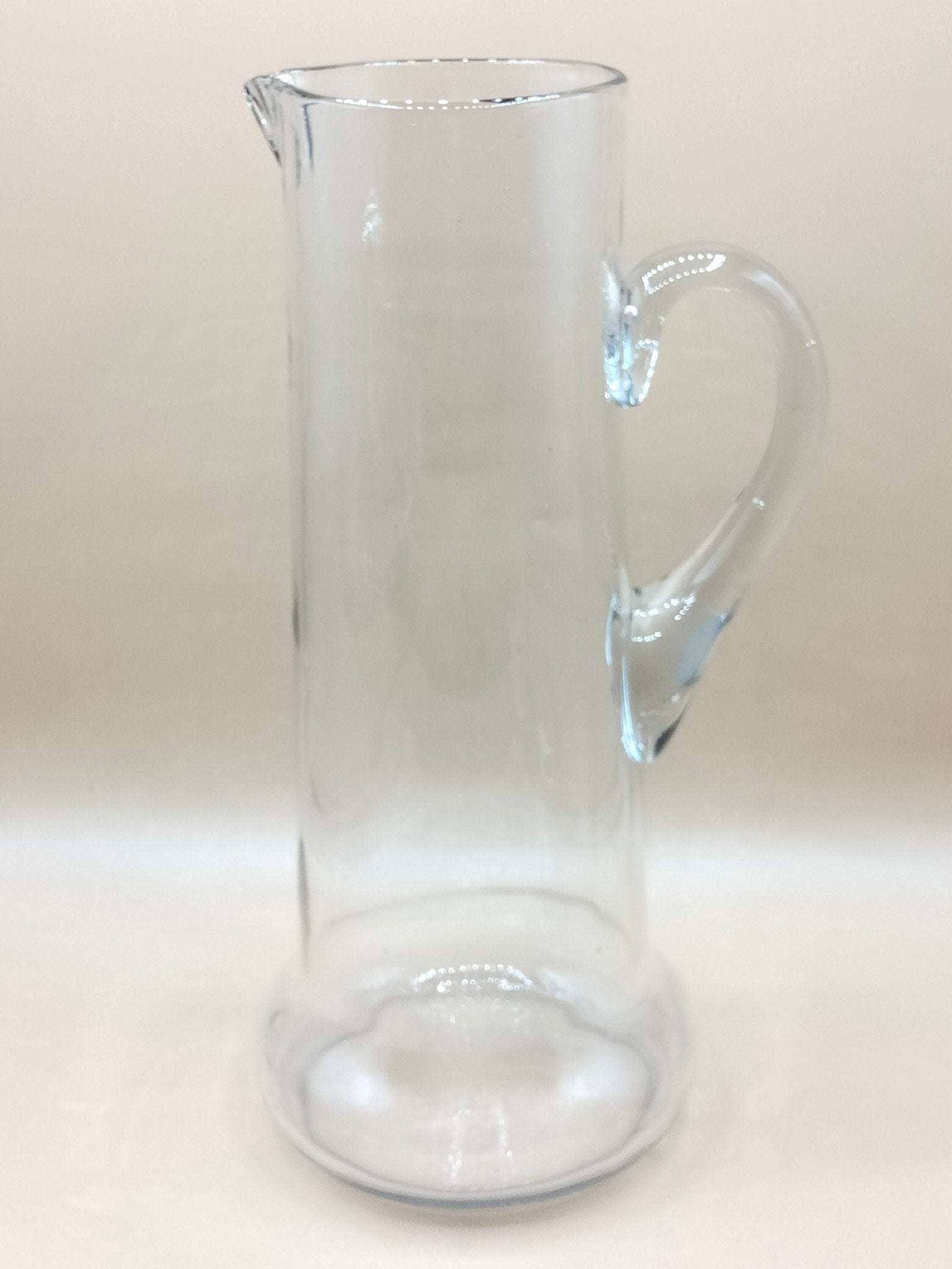 Jarra de cristal soplado del juego exclusivo de cristalería, diseño artesanal ideal para servir agua con elegancia en la mesa.
