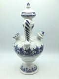 Botijo artesanal azul de cerámica esmaltada con detalles pintados a mano en blanco y azul. Decoración única para el hogar con estilo tradicional.