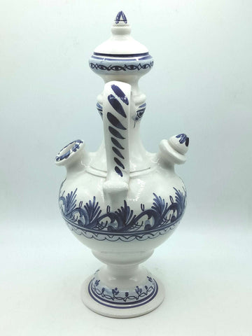 Botijo artesanal azul de cerámica esmaltada con detalles pintados a mano en blanco y azul. Decoración única para el hogar con estilo tradicional.