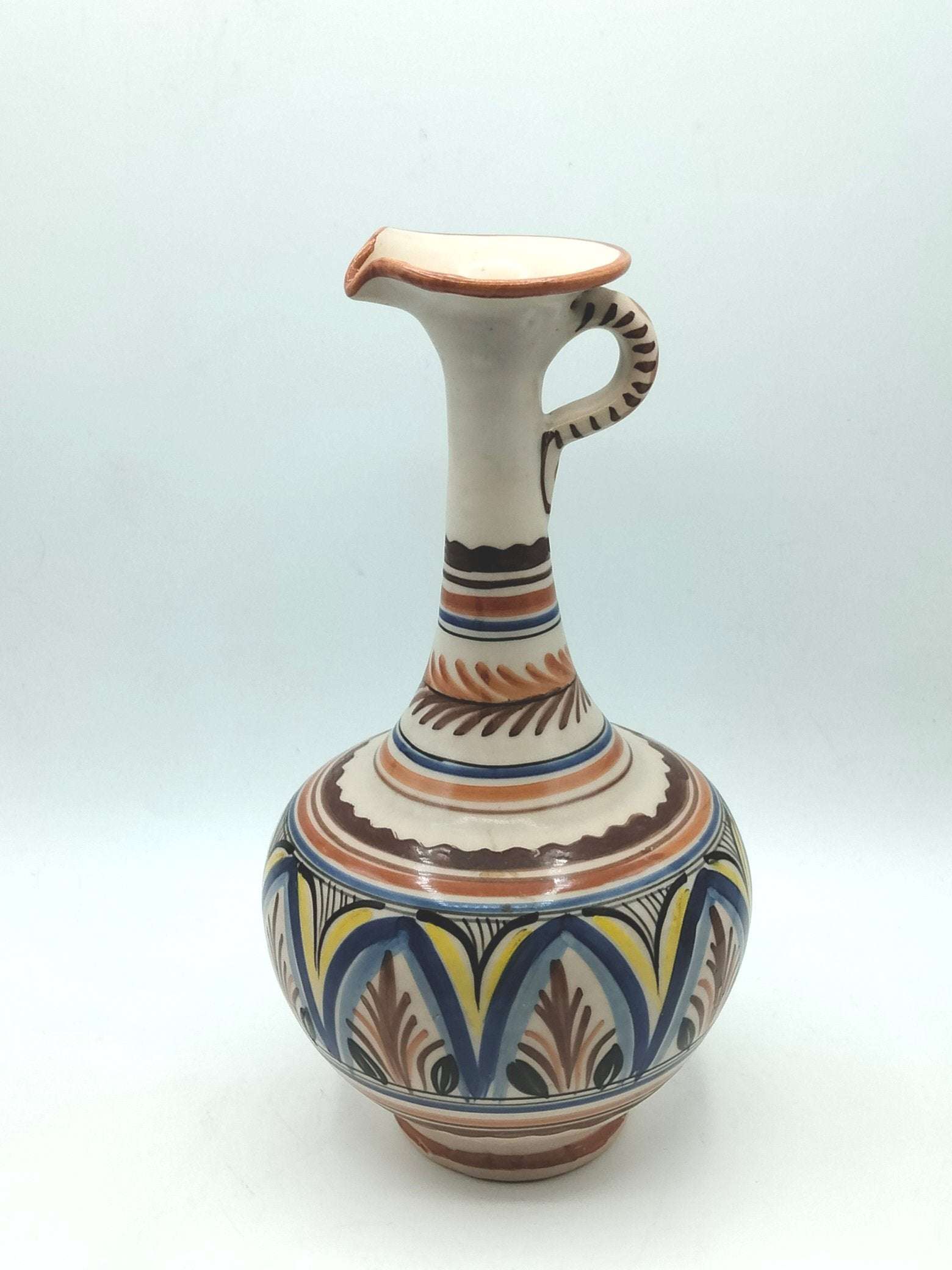 Jarra Ceramica Artesanal - Diseño Elegante con motivos pintados a mano en azul, amarillo y marrón. Ideal para decoración de interiores.