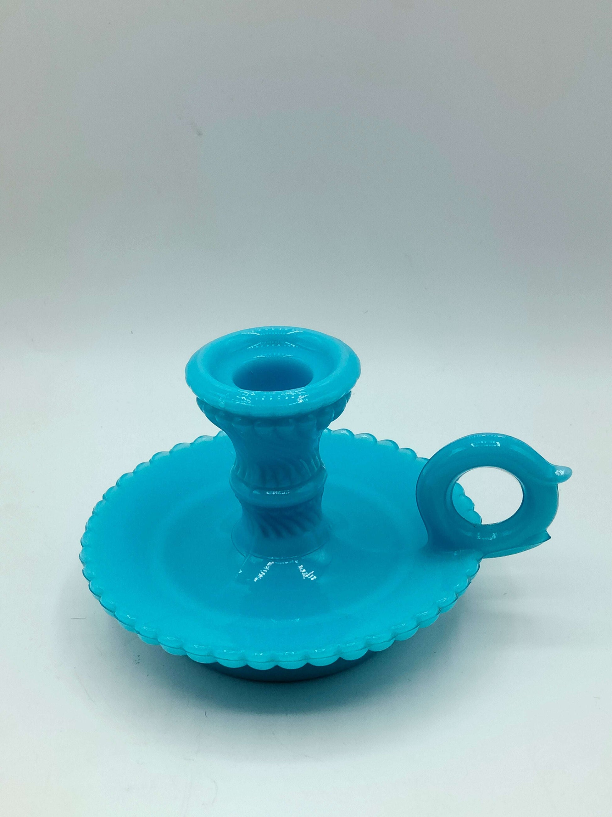 Base amplia con borde decorado en palmatoria opalina azul, pieza de colección