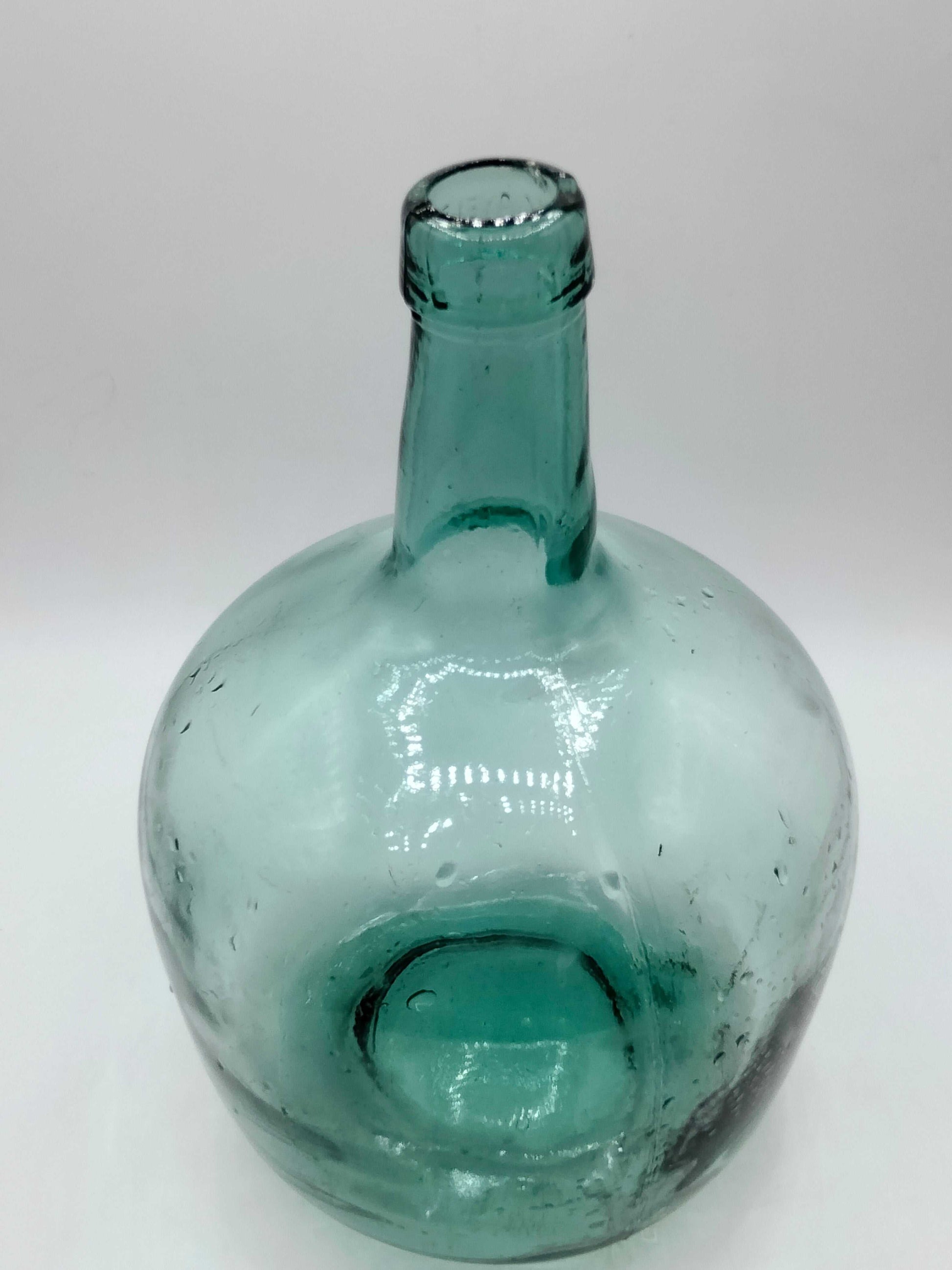 Botella damajuana decorativa de 5 litros en cristal soplado verde, perfecta para añadir un toque rústico y elegante a cualquier espacio.