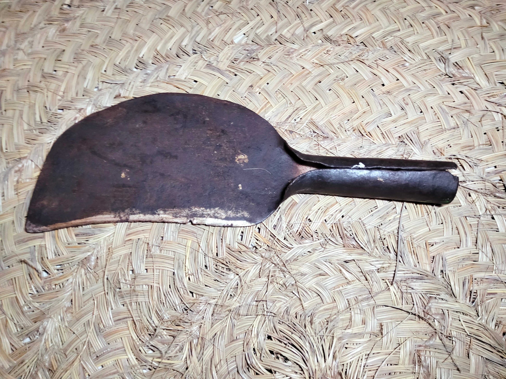 Calabozo podón ramas de 31 cm con hoja curva oxidada, herramienta de jardín tradicional para cortar ramas, ideal en decoración rústica.