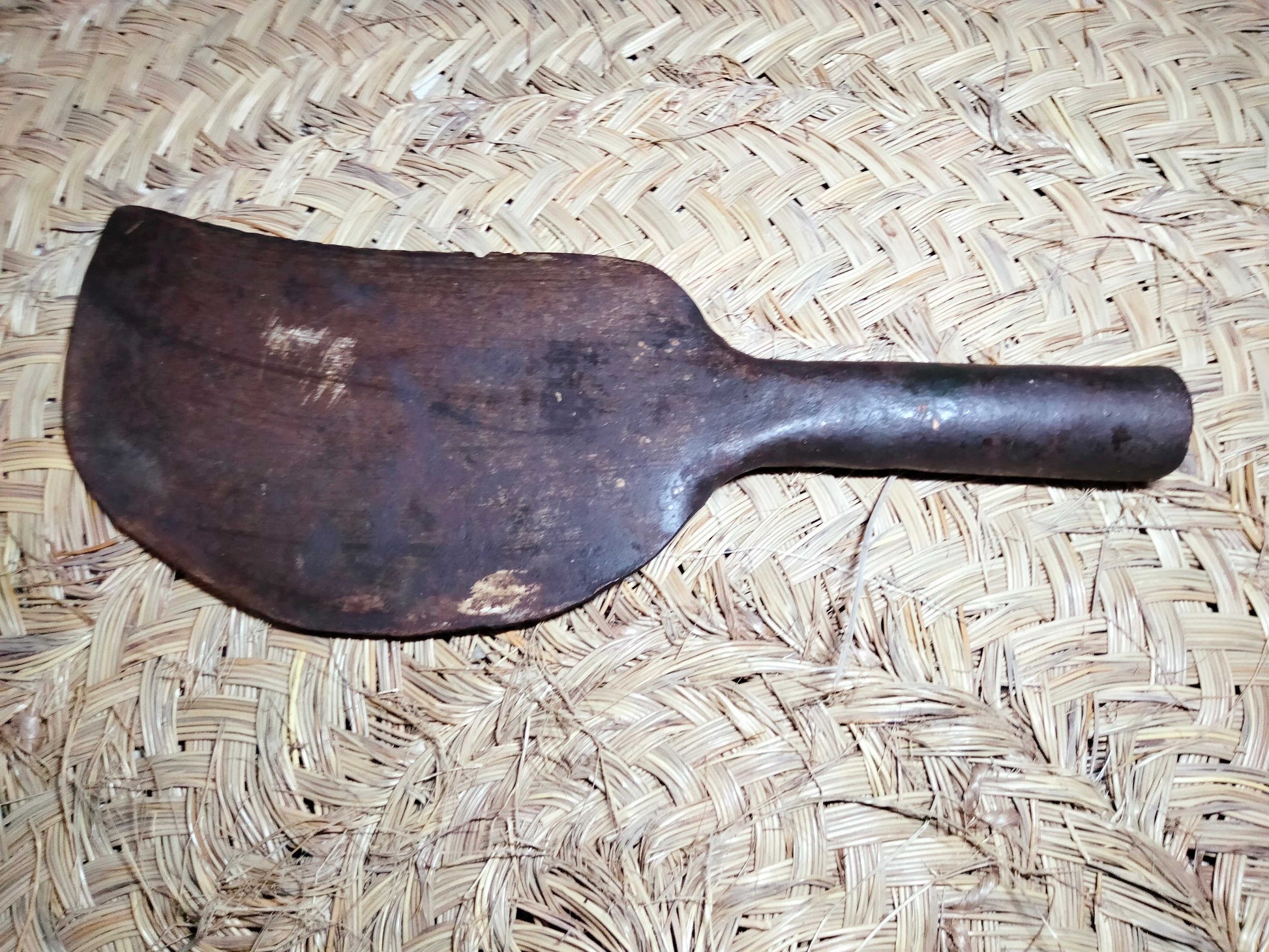 Herramienta antigua calabozo podón para jardinería, hoja ancha y mango corto, perfecta para colecciones o decoración de jardín vintage.