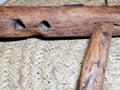 Detalle del yugo de costillas en encina mostrando la textura natural de la madera y orificios de amarre. Decoración auténtica para espacios ecuestres.
