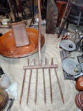 Vierga antigua para mover paja, excelente calidad, usada como decoración rústica en espacios de hogar y jardín con estilo tradicional.