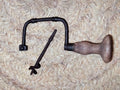 Taladro manual con mango de madera y broca cuadrada desmontada, ideal para decoración vintage en hogar y jardín. Diseño clásico para coleccionistas.