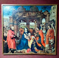 Panel central del Tríptico Virgen María con escena del nacimiento de Jesús, figuras bíblicas y fondo arquitectónico detallado.