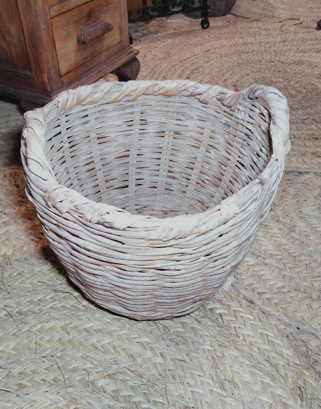 Canasta de cañas decorativa ideal con acabado rústico, perfecta para decoración de interiores en estilo natural. Calidad excepcional para hogar y jardín.