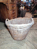 Cesto de caña decorativo con asas, estilo artesanal. Aporta un toque natural y cálido a la decoración del hogar en la categoría Home & Garden > Decor.
