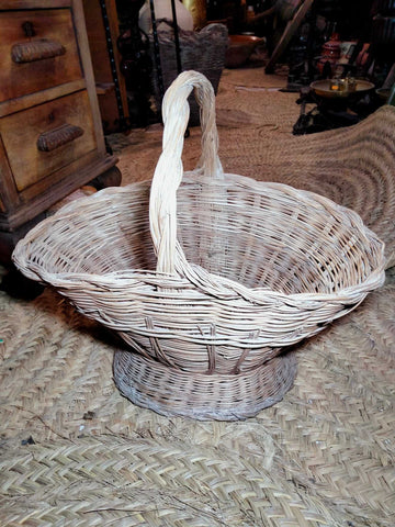 Cesteria de mimbre artesanal para flores con asa trenzada, ideal para decoración rústica en bodas y eventos. Cesta versátil para el hogar.