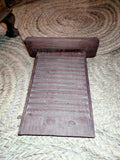 Tabla lavadero de madera vintage siglo XX con superficie acanalada, ideal para decoración rústica en hogar. Pieza única de Cositas Antiguas.