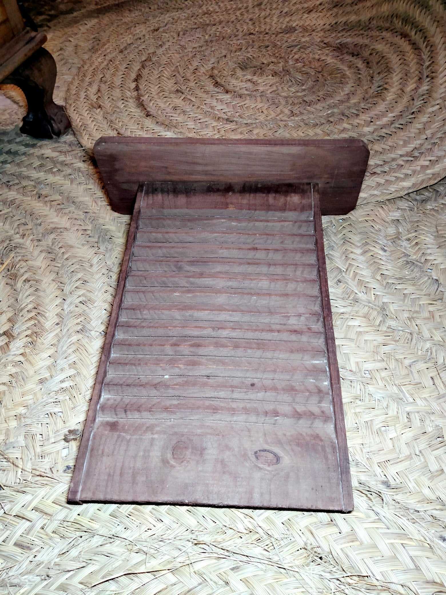 Tabla lavadero de madera vintage siglo XX con superficie acanalada, ideal para decoración rústica en hogar. Pieza única de Cositas Antiguas.