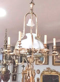 Lámpara quinqué de techo en bronce con tulipa central acristalada y seis brazos con luces tipo vela, ideal para salón o entrada elegante.