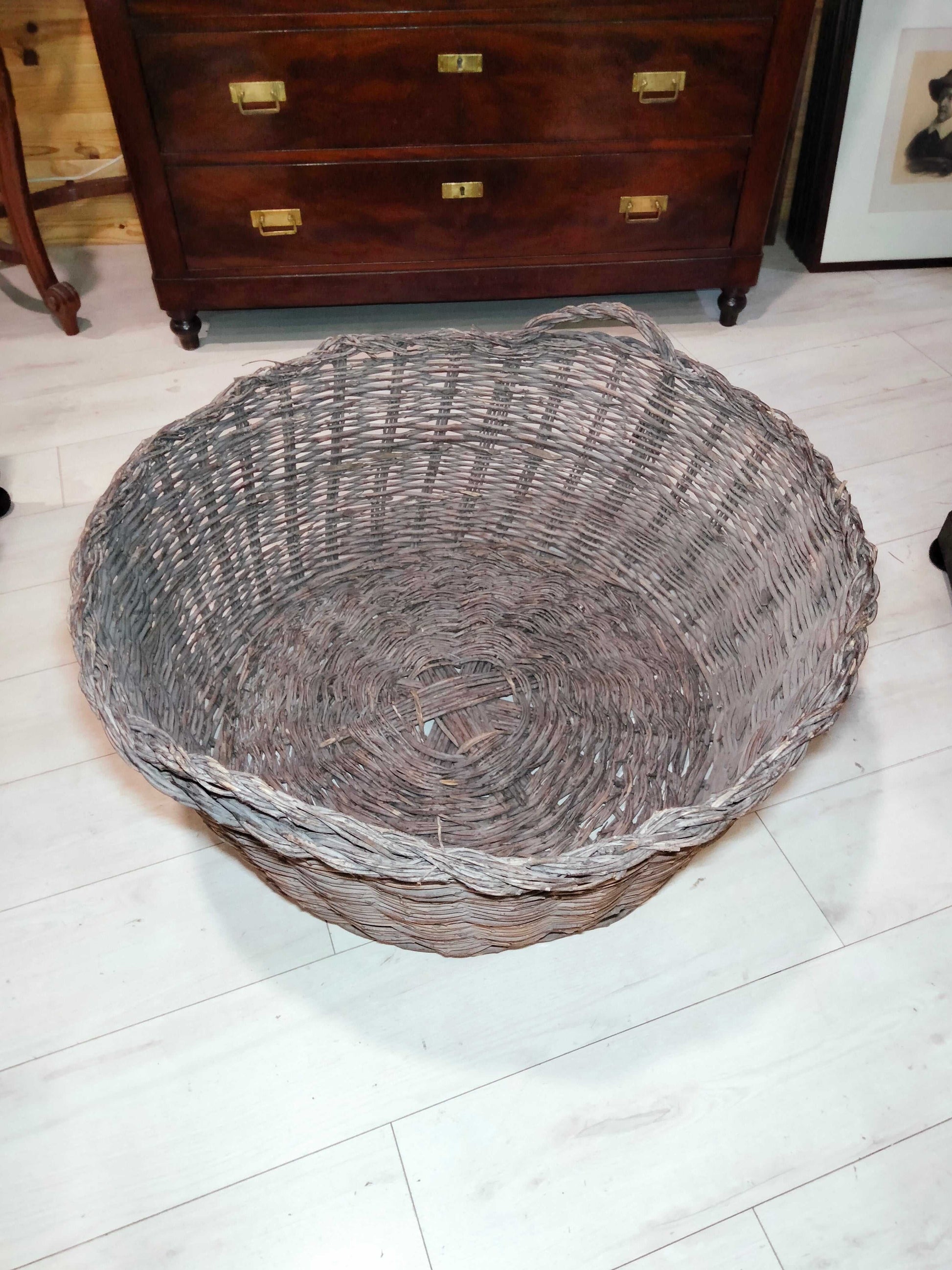 Gran Canasta Antigua de Olivo - Decoración con Historia, tejida a mano con ramas de olivo, ideal para decoración rústica en interiores. Perfecta como leñera o pieza decorativa vintage en espacios de estilo campestre.