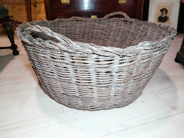 Gran Canasta Antigua de Olivo - Decoración con Historia tejida a mano, ideal como leñera o pieza decorativa rústica para interiores vintage.