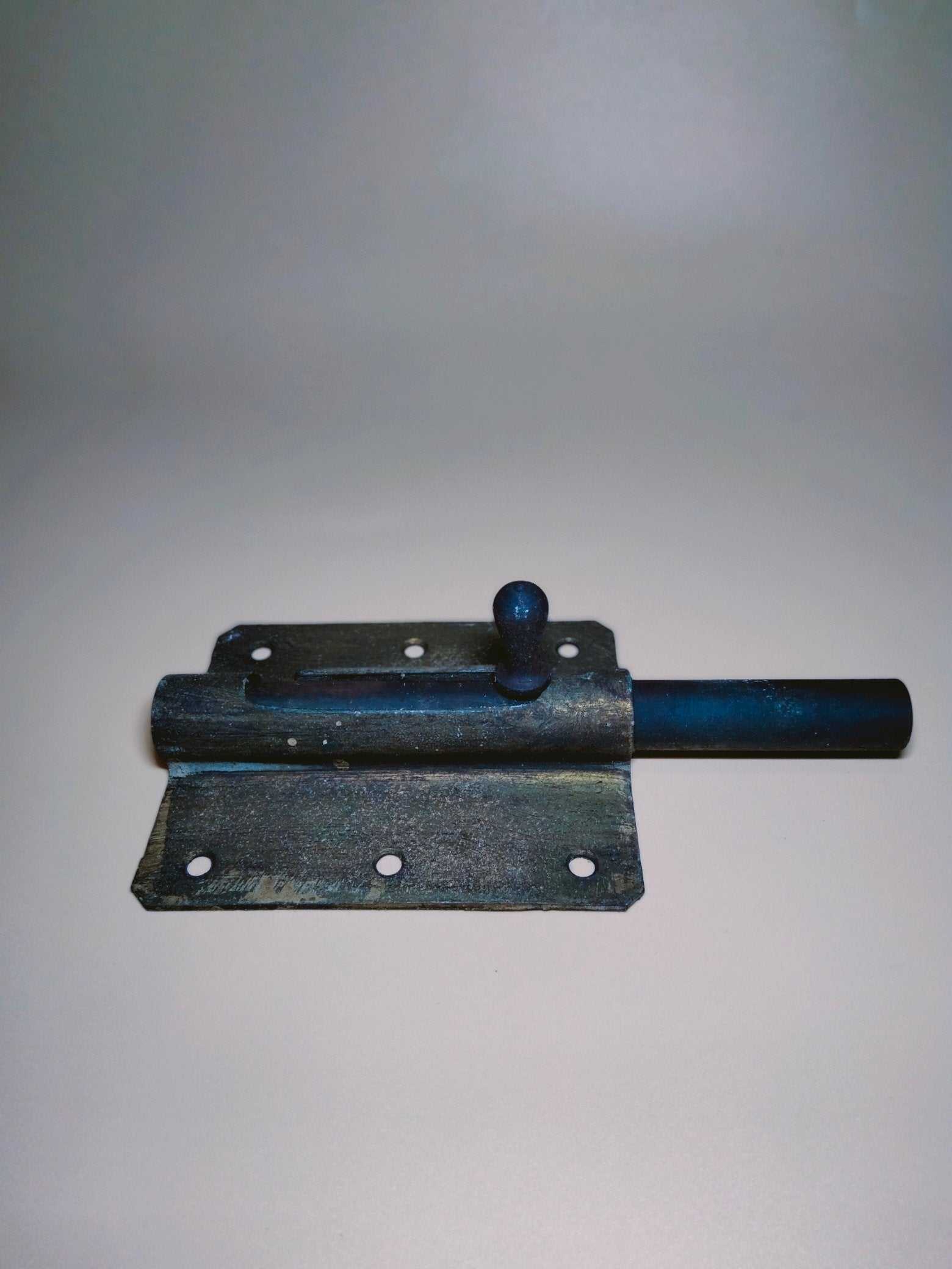 Pestillo decorativo de hierro forjado estilo antiguo, perfecto para añadir autenticidad y seguridad a portones en decoración de hogar y jardín.