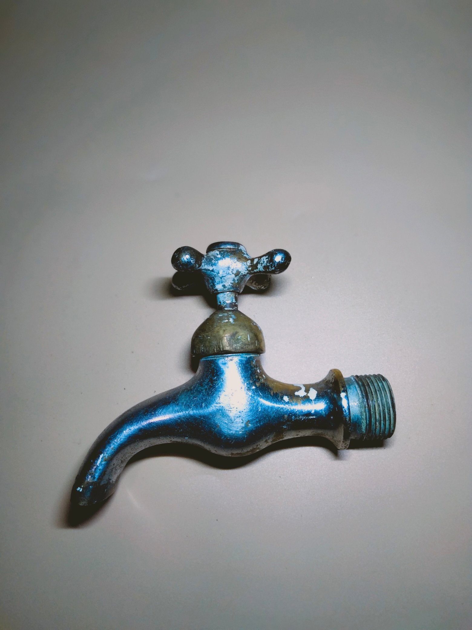 Grifo decorativo de metal estilo vintage, perfecto para proyectos de decoración en hogar y jardín. Medidas 11 x H10 cm con envío incluido.