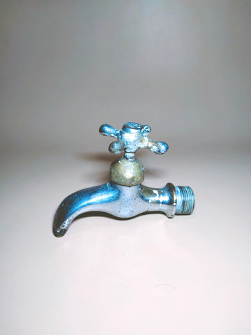 Grifo metálico antiguo con acabado envejecido, ideal para decoración de cocina o baño. Grifo duradero con rosca 3/4 y diseño clásico.