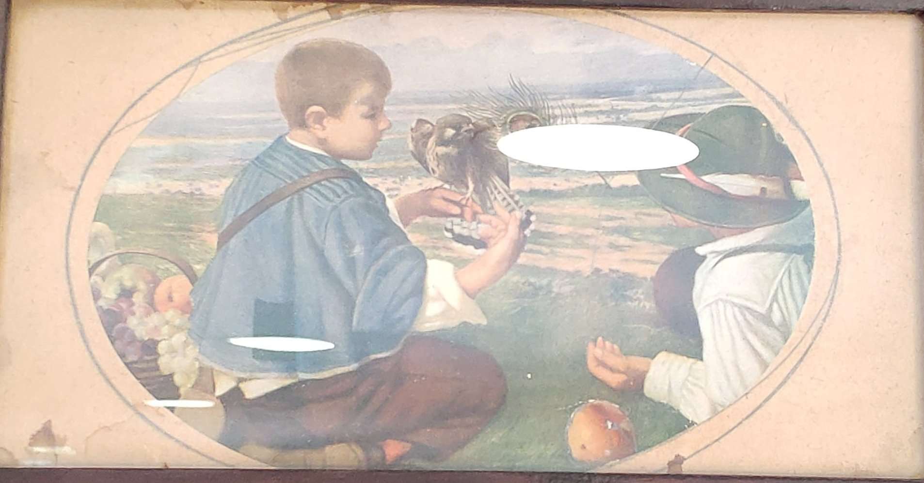 Lámina antigua de escena pastoral con marco de caoba, muestra a dos niños en el campo con un halcón y frutas. Ideal para decoración vintage de hogar.