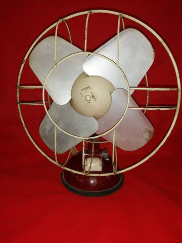 Ventilador Antiguo Philips 125V con diseño vintage en metal y base oscura, ideal para decoración retro en el hogar o jardín.