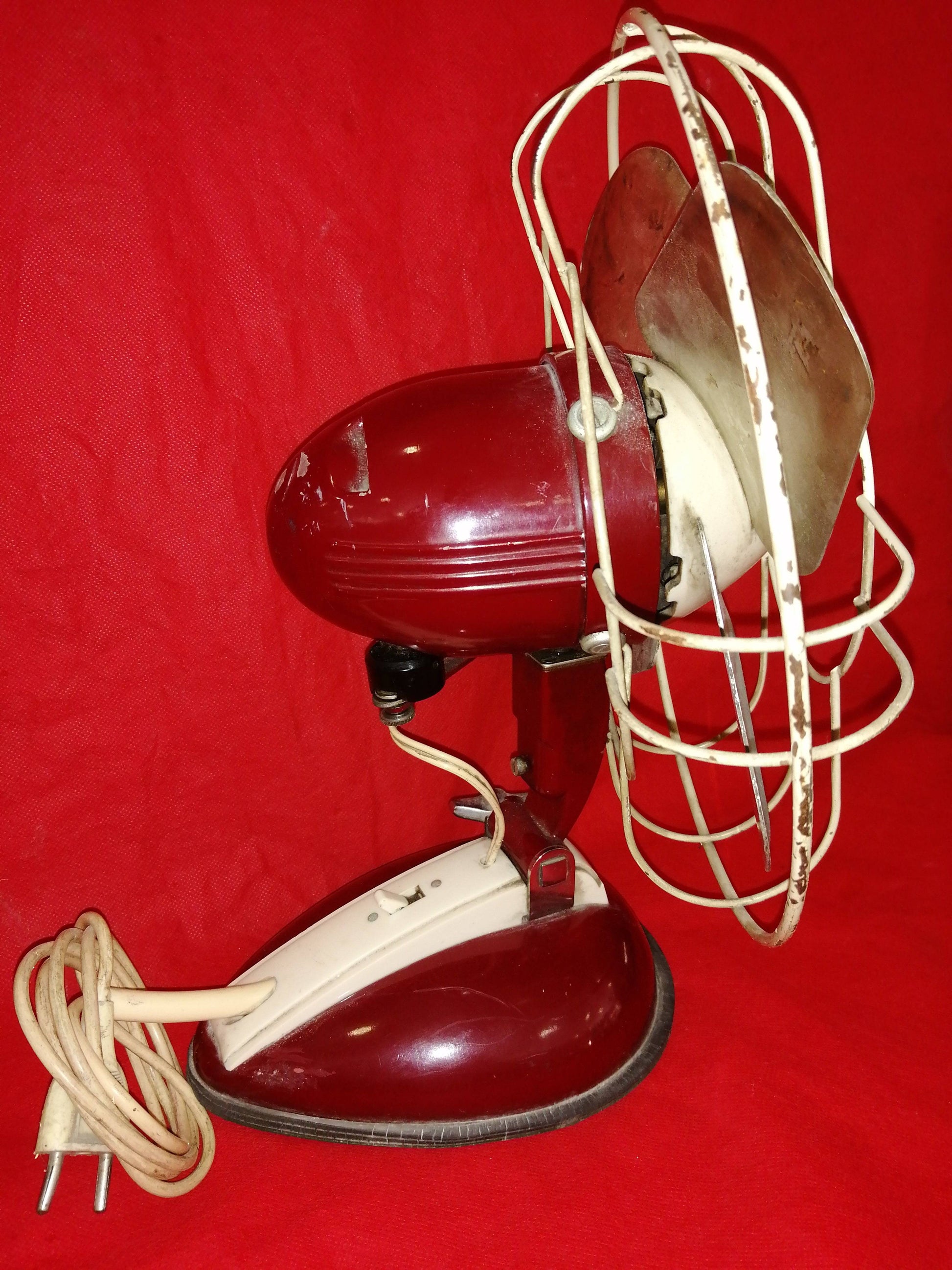 Vista lateral del Ventilador Antiguo Philips 125V estilo vintage, con carcasa roja y cableado original, perfecto para decoración nostálgica.