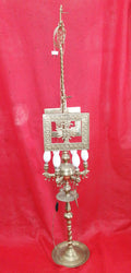 Velón antiguo electrificado de metal con múltiples bombillas y detalles ornamentales, ideal para decoración vintage en interiores.