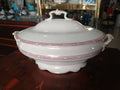 Fuente de porcelana con tapa de diseño clásico y detalles rosados, ideal para decoración elegante en el hogar o eventos formales.